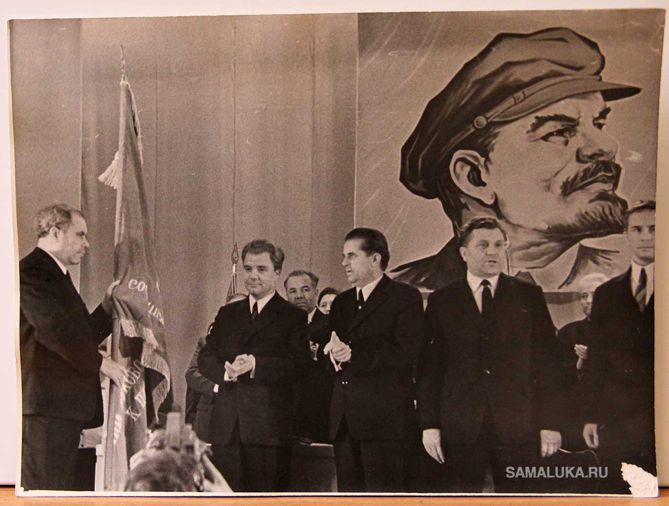 Вручение знамя коллективу НГДУ "Жигулевскнефть"